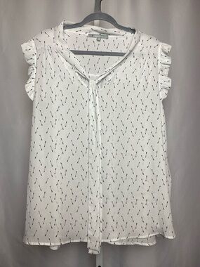 Sweet Rain White Tie-Front Ruffle Cap Sleeve Blouse with Black Dot Arrow Print
